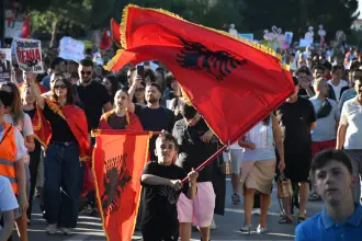 Arnavutluk halkı isyanda: Yağmaya karşı onur savaşı