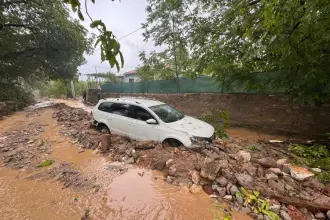 Niğde'de etkili olan yağışın ardından 3 araç sele kapıldı