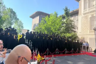 10 yıl sonra farklı nesil, aynı okul, aynı protesto: Mezuniyet töreninde müdüre sırtlarını döndüler