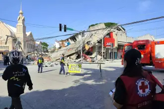 Filipinler'de 7,8 büyüklüğünde deprem: En az 15 kişi yaşamını yitirdi