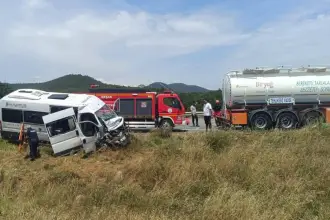 Edirne'de personel servisi, tankere arkadan çarptı: 16 kişi yaralandı