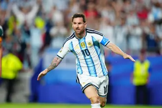 Arjantin, Cezayir'i 3 golle geçti: Hat-trick yapan Messi, çifte rekorla tarihe geçti