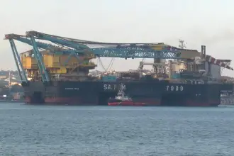 Dünyanın en büyük 3'üncü vinç gemisi İstanbul Boğazı'ndan geçiyor: Trafik tamamen durduruldu