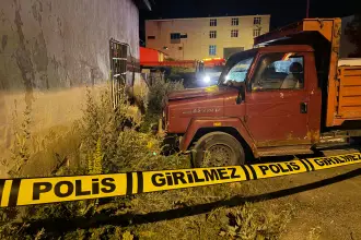 Evin duvarı ile kamyonet arasında sıkışan 5 yaşındaki çocuk hayatını kaybetti