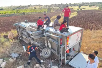 Mardin'de Kızılay'ın aracı devrildi: 1'i doktor, 4 yaralı