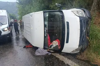 İzmir'de işçi servisi şarampole devrildi: Bir ölü, 10 yaralı