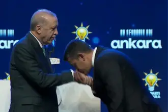 Birkaç saat önce CHP'den istifa etmişti: Erdoğan'ın elini öperek AKP'ye geçti