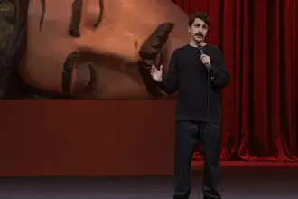 Deniz Göktaş'ın politik mizah dolu Harbiye gösterisi YouTube'da: İlk 24 saatte 1 milyon izlenmeyi geçti