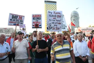 Arnavutluk’ta hükümet karşıtı protestolar 28'inci gününde devam etti