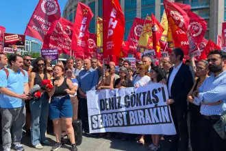 Deniz Göktaş’ın tutuklanmasına adliye önünde tepki: “Mizahtan korkan rejimler çöken rejimlerdir”