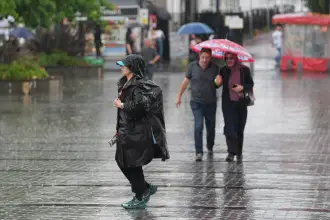 Yeni haftanın ilk gününe sarı alarm: Sağanak ve fırtına kapıda; bazı illerde sel riski yüksek
