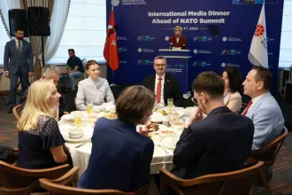 Yerli gazeteciye kelepçe, yabancı basına ziyafet: İletişim Başkanı NATO Zirvesi öncesi yabancı basınla yemek yedi