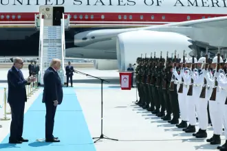 Trump Türkiye'de: Erdoğan havalimanında törenle karşıladı