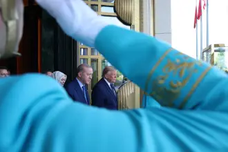 Dün İran’ı bombalatan Trump “Kum Gibi” eseriyle karşılanmış