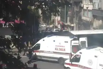 Fatih'te İETT otobüsü ambulansa çarptı: 5 kişi yaralandı
