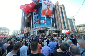 İzmit Belediyesi önünde operasyon tepkisi: “Halk iradesi teslim alınamaz”