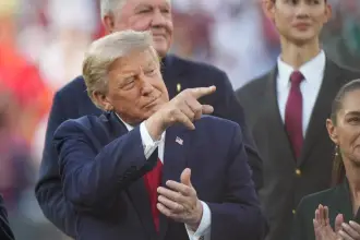 Trump, gelecek seçimlerde bir kez daha aday olacağını açıkladı