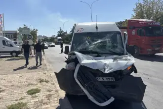 Antep'te işçi servisi damperli tırla çarpıştı: 11 işçi yaralandı