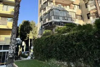 İzmir'de iş kazası: Binaya kurulan iskelesinin düşmesi sonucu 3 kardeş işçi yaralandı