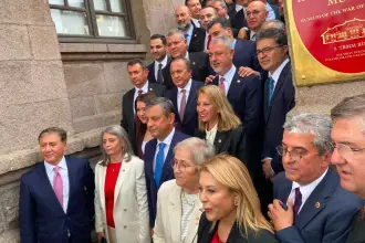 YENİ Parti Lideri Özgür Özel, Birinci Meclis'e yürüdü