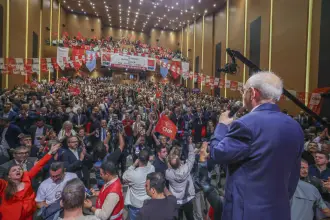 Kılıçdaroğlu'nun rozet töreninde figüran iddiası: Yüzlerce kişi ücret karşılığında salona taşındı