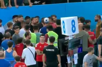 Hamza Yerlikaya oğlu güreşte yenilince tribünden atladı, hakemin üzerine yürüdü