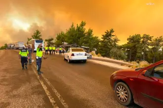 Muğla'da orman yangını büyüyor: Evler tahliye edildi, Antalya yolu trafiğe kapatıldı