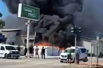 Antalya’da iş yerinde yangın: 3 kişi dumandan etkilendi
