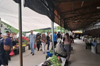 Ardanuç'ta pazarın gündemi geçim: “Ekonominin düzelmesi, gelir dağılımının adil olması lazım