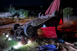Bursa'da trafik kazası: Şarampole yuvarlanan otomobildeki 3 kişi yaralandı