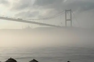 İstanbul Boğazı'nda sis engeli: Gemi geçişleri durduruldu, vapur seferleri iptal edildi
