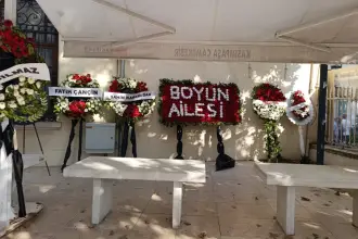 Yeni nesil çeteler Barış Boyun'un annesinin cenazesinde çelenklerle boy gösterdi