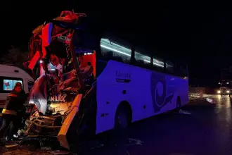Yolcu otobüsü TIR’a çarptı: Otobüs şoförü ve muavin yaşamını yitirdi