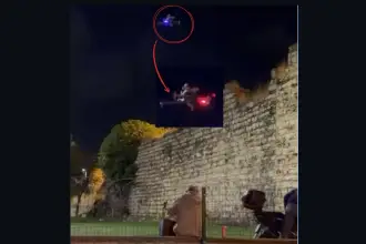 Bilim kurgu filmlerini aratmayan alkol denetimi: Polis parkta içki içenleri dronla uyardı
