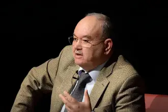Eski İzmir Büyükşehir Belediye Başkanı Burhan Özfatura yaşamını yitirdi