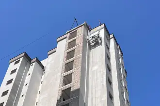 Adana'da boya yapan 2 işçi, 11'inci kattaki iskelede mahsur kaldı