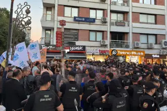 İzmir’de Cemil Tugay’ın AKP’ye geçme iddialarına karşı eylem: “Saraya teslim olmayacağız”
