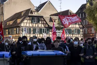 Paris'te binlerce kişi yürüdü: Öğrenciler, öğretmenler ve sendikalar sokakta