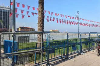 Cemil Tugay AKP kapısında, İzmir meydanları barikat altında
