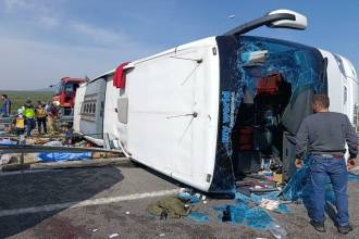 Manisa’da tur otobüsü devrildi: 11 kişi hayatını kaybetti, 27 kişi yaralandı