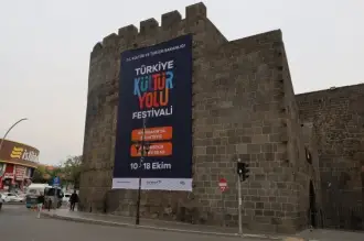 Diyarbakır Surları'na festival pankartı için 18 çivi çakıldı