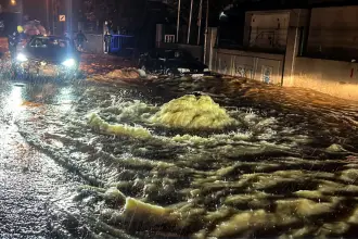 Fatih'te su birikintisinde elektrik akımına kapılan çocuk hayatını kaybetti