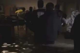 Murat Boz ve Demet Özdemir sel nedeniyle mahsur kaldı