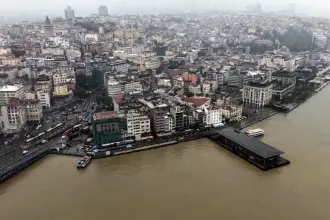 İstanbul’da sağanağın etkisi sürüyor: Boğazın kıyı kesimlerinde denizin rengi kahverengiye döndü