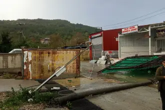 Kastamonu'nun 5 ilçesinde fırtına hasara yol açtı