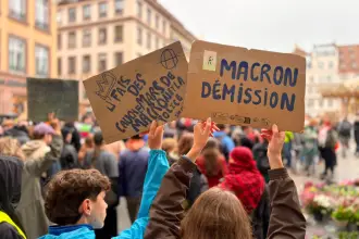 Macron gençleri tehdit etti, sokağa çıkma yasağı getirildi