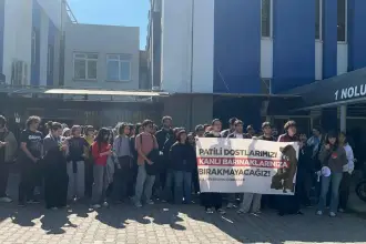 Ege Üniversitesi öğrencilerinden köpeklerin toplatılmasına tepki: “Patili dostlarımızı kanlı barınaklarınıza bırakmayacağız”