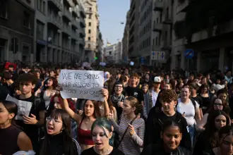 Yarım milyon İtalyan öğrenci sokağa çıktı: Daha fazla sınıf, daha az bomba