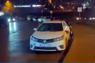 Esenyurt’ta kimliği belirsiz kişiler 4 otomobile hasar verdi