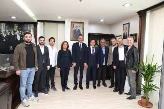 AKP'ye geçen Çiğli Belediye Başkanı, Atatürk'ün ve Özel'in fotoğraflarını kaldırdı